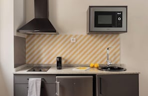 Fridge, cookware/dishes/utensils