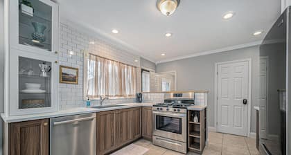 Updated Modern & Spacious 2 bed Apartment Near Everything!