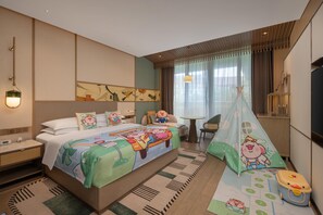 Une chambre d’hôtel avec un grand lit, un bureau, une chaise, une télévision et une fenêtre avec des rideaux.
