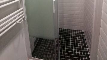 Dusj, hårføner, håndklær og såpe