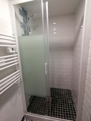 Shower, hair dryer, towels, soap - Lovely detached apartment in country house (La Rochefoucauld)