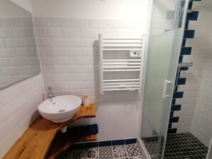 Dusche, Haartrockner, Handtücher, Seife