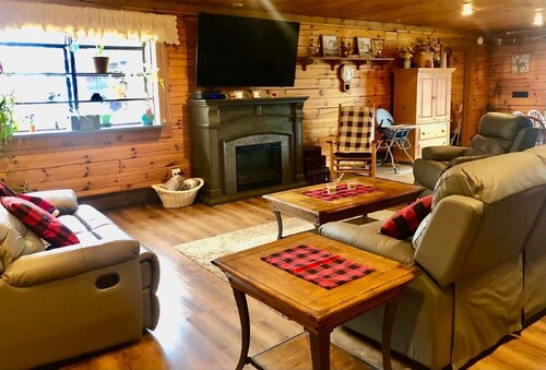 Lazy Bear Cabin Pet Friendly-Handicap Accessible