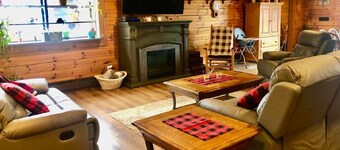 Lazy Bear Cabin Pet Friendly-Handicap Accessible