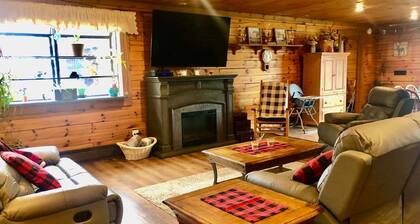 Lazy Bear Cabin Pet Friendly-Handicap Accessible