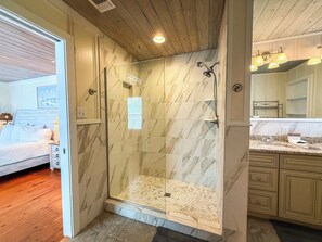 Combined shower/bathtub, hair dryer, towels, shampoo