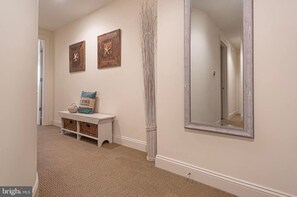Interior - Luxury 3BR, 4BA Oasis: Beach is 2 blocks away, Indoor Pool, sleeps 8! Waterfront (Ocean City)