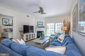 TV connectée, cheminée, lecteur de DVD, vidéothèque