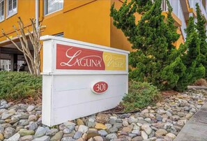 Placa com a inscrição 'Laguna Vista' e o endereço '301'.