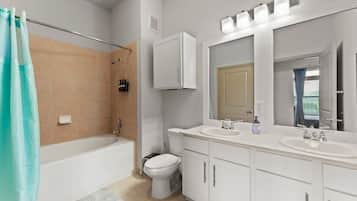 Dusche, Haartrockner, Handtücher, Shampoo