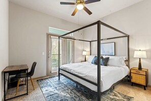 2 habitaciones, escritorio, tabla de planchar con plancha y wifi