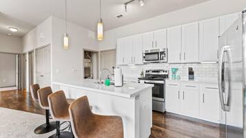 Een koelkast, een microgolfoven, een oven, een kookplaat