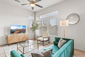 TV, offices - Airy 2BR king suite, fast WiFi, 8 min to Downtown (Austin)