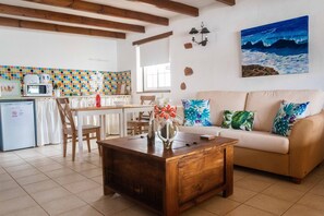 Tavanomainen huoneisto, 1 keskisuuri parisänky ja vuodesohva | Oleskelualue