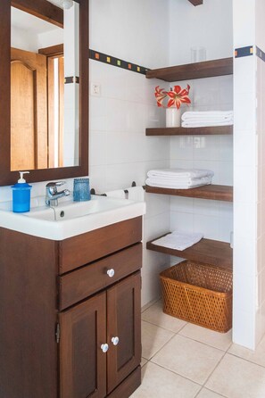 Traditional Apartment, 1 Queen Bed with Sofa bed | Bathroom