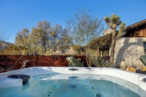 Outdoor spa tub - Rancho Morongo| A Luxury JT Homestead|Hottub (Morongo Valley)