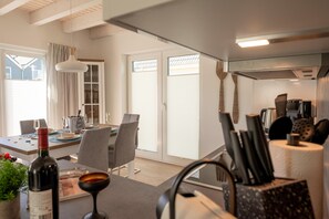 Dining - Havets Lyd - North Sea resort - close to the beach, terrace, infrared sauna, modern (Büsum)