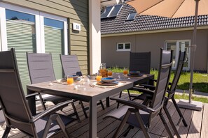 Outdoor dining - Havets Lyd - North Sea resort - close to the beach, terrace, infrared sauna, modern (Büsum)