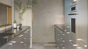 Una cocina moderna con electrodomésticos de acero inoxidable, una isla central y un diseño minimalista.