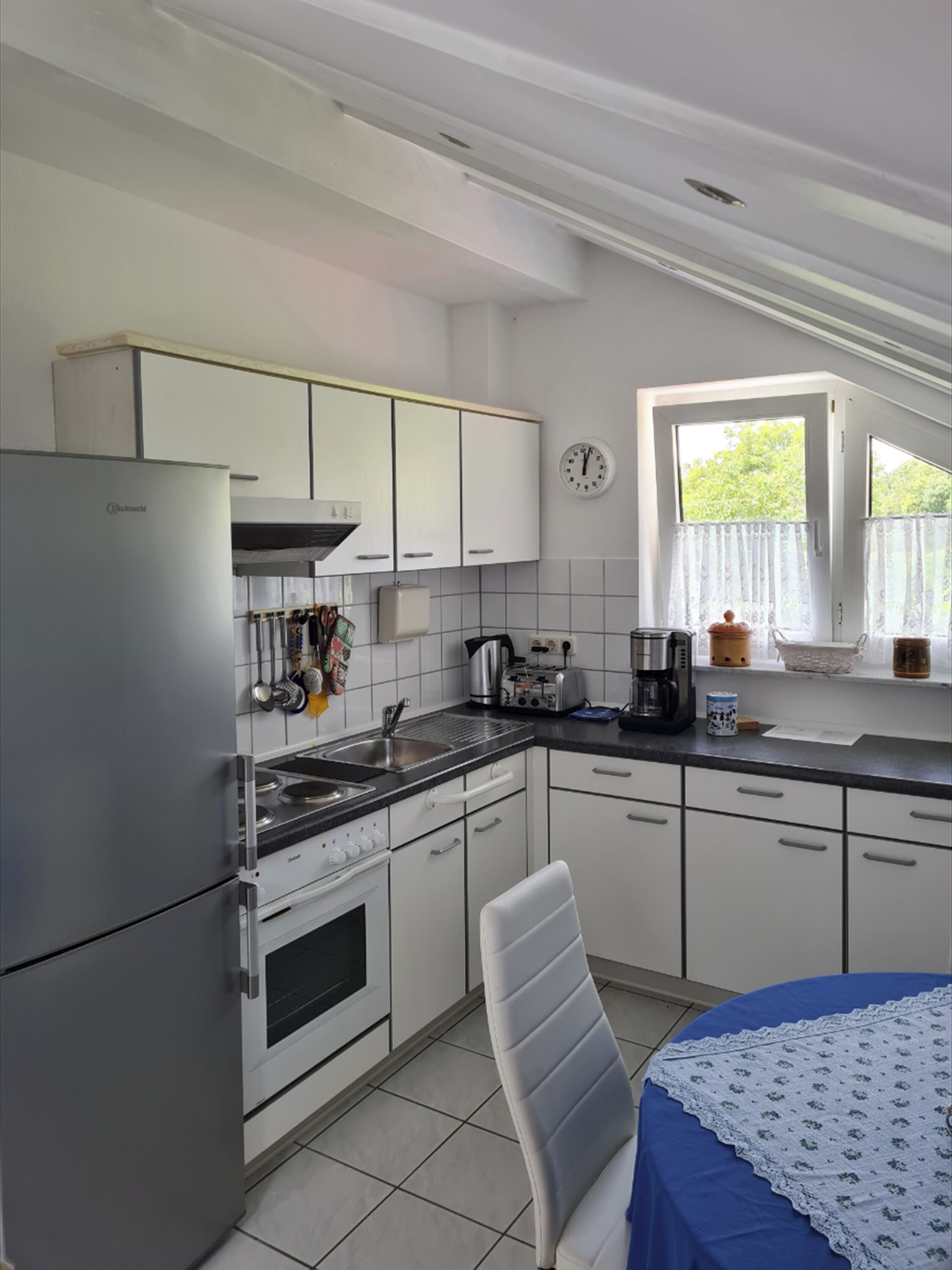 Kühlschrank, Ofen, Geschirrspüler, Hochstuhl