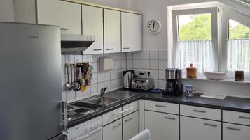 Kühlschrank, Ofen, Geschirrspüler, Hochstuhl