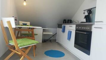 KĂŒhlschrank, Mikrowelle, Ofen, Herdplatte