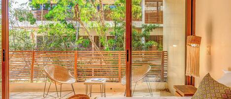 2 quartos, escrivaninha, espaço de trabalho para notebook