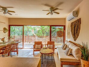 Televisión y oficina 