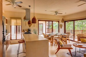 Refrigerador, microondas, parrilla de estufa y cafetera y tetera 