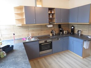 Kühlschrank, Mikrowelle, Ofen, Geschirrspüler