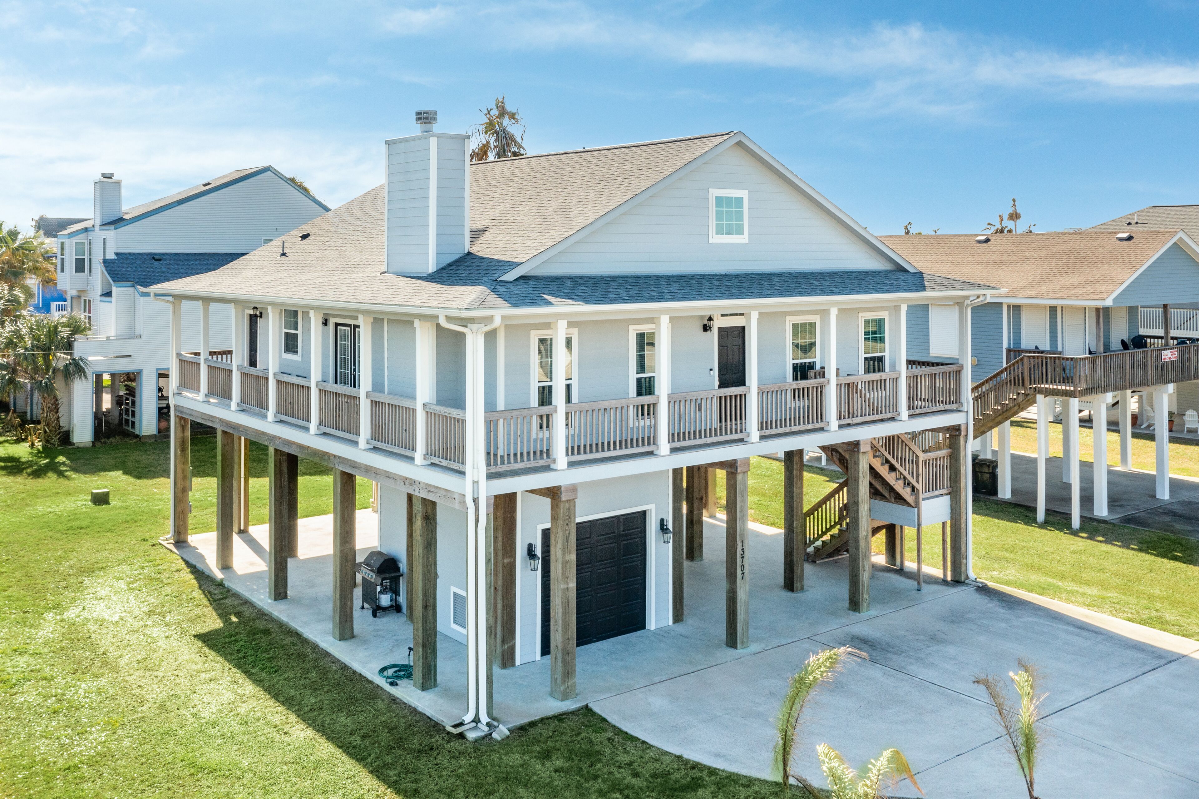 Relaxing Beachside Home, Covered Deck, Bright & Airy Interior - Be Beach Bound!