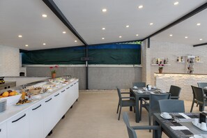 Free daily buffet breakfast