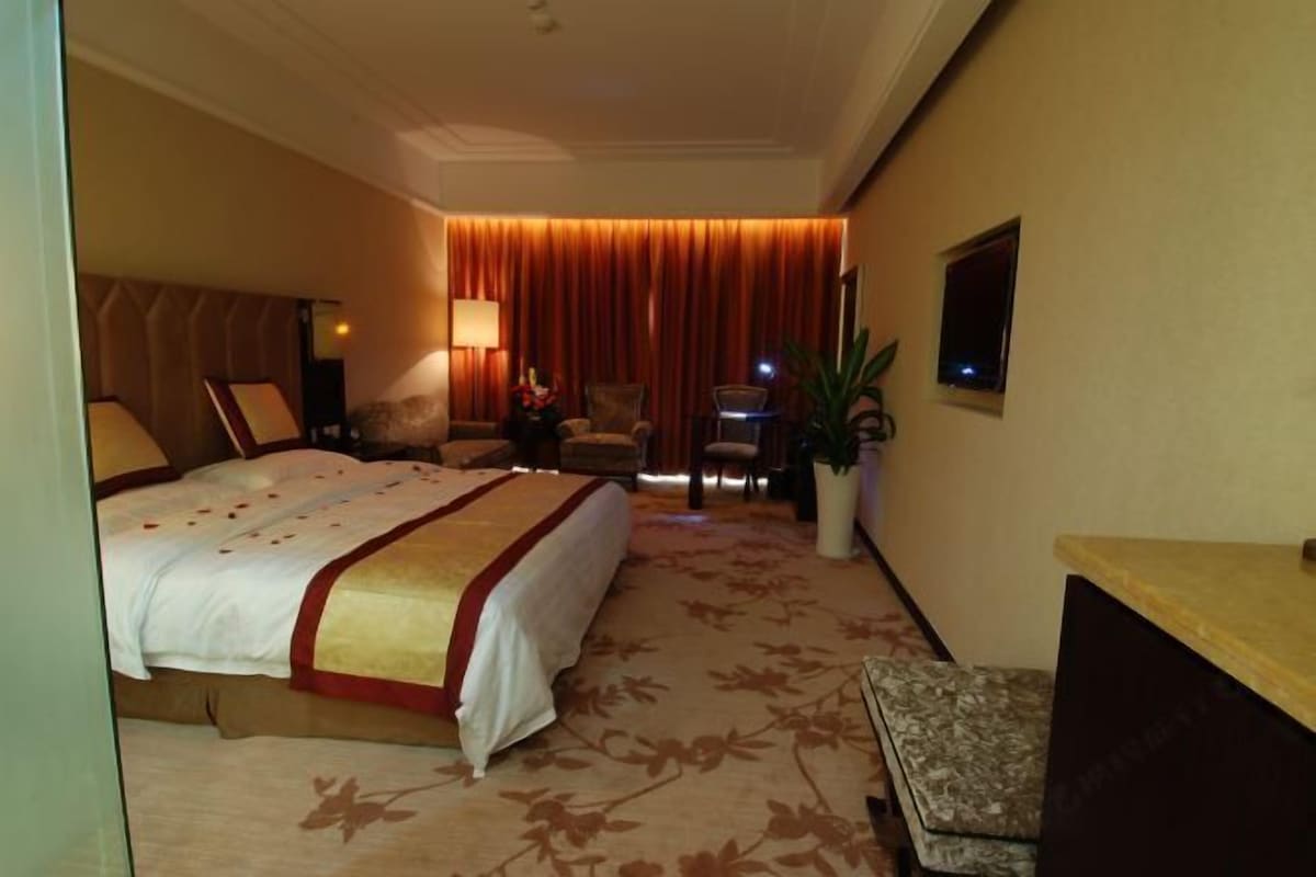 Down duvets, minibar, desk, blackout curtains