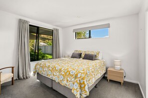 3 habitaciones, tabla de planchar con plancha, wifi y ropa de cama