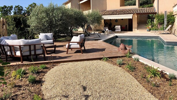 A pool area with lounge chairs and a staircase leading to a building. - L'Olivette (Pourrières)