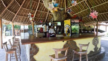 Bar tepi kolam renang