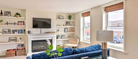 Fernseher, Kamin, Bücher, Musikbibliothek