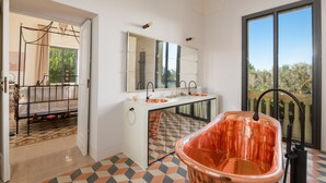 Luxury Double or Twin Room | Bathroom | Rainfall showerhead, free toiletries, hair dryer, bathrobes - CASIN ANAND (Novoli)