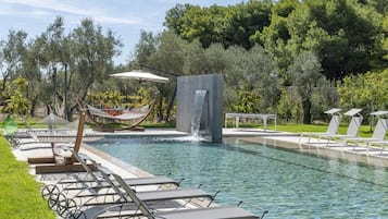 Piscine couverte, piscine extérieure, chaises longues
