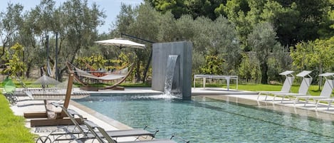 Piscine couverte, piscine extérieure, chaises longues