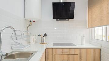 Réfrigérateur, micro-ondes, four, cafetière/bouilloire