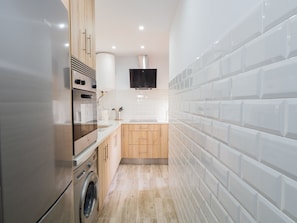 Refrigerador, microondas, horno y cafetera y tetera 