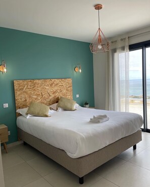 4 عدّة غرف نوم ومكواة/لوح كي وملاءات أسرّة