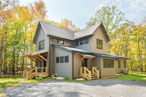 Front of property - Dreidel's Den by Taylor Made Deep Creek (McHenry)