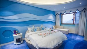 Ein modernes Schlafzimmer mit einem runden Bett, einem kleinen Nachttisch, einem großen Fenster mit Vorhängen und einer Wand mit blauem Wellenmuster.