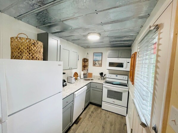 Refrigerador, microondas, horno y parrilla de estufa 