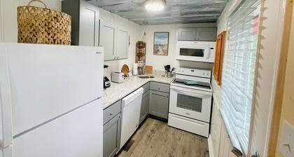 Relax in this cozy townhouse, 2block to the beach