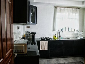 Fridge, microwave, oven, stovetop - Zendo Suite (Nairobi)