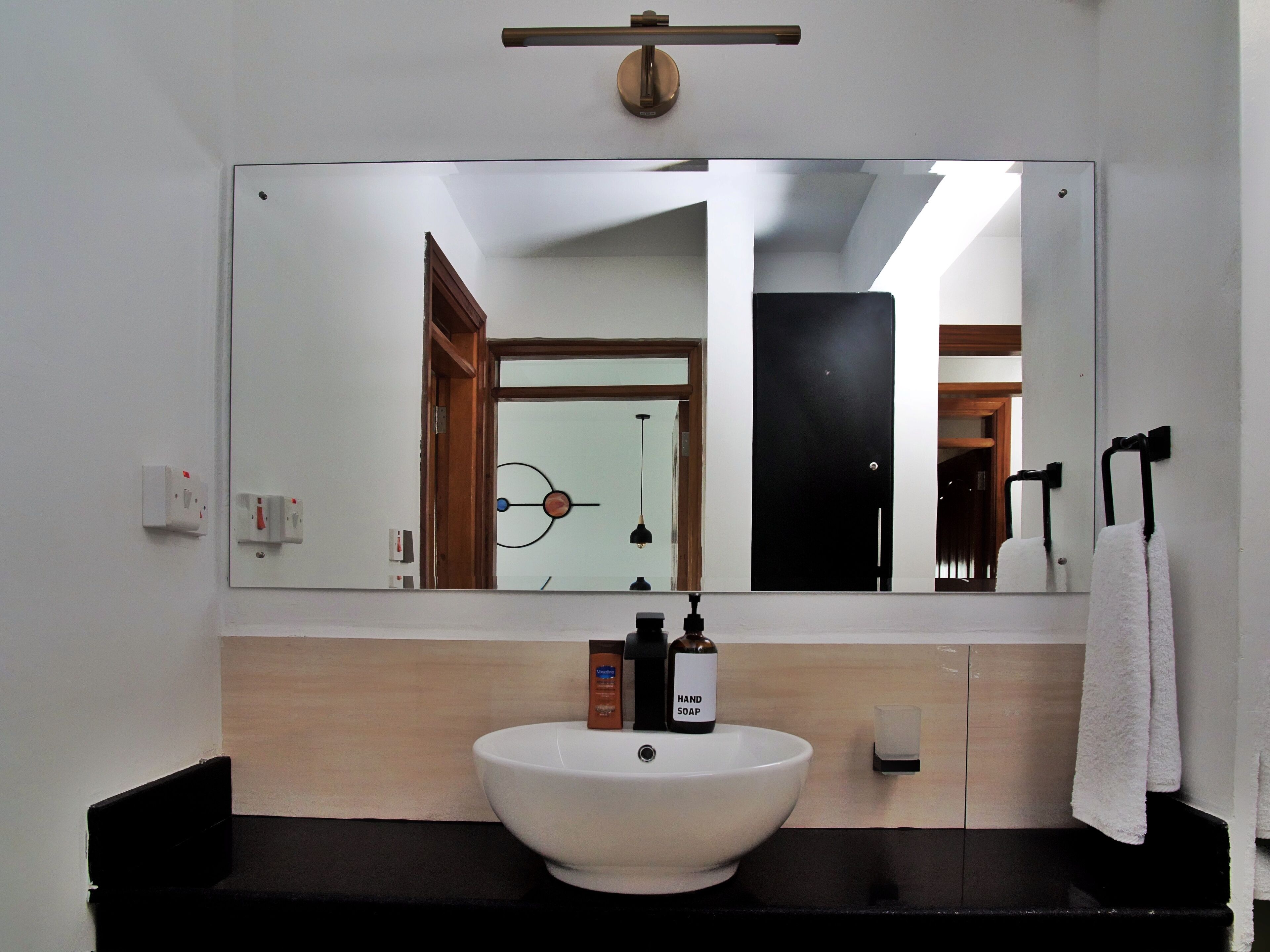 Shower, rainfall showerhead, free toiletries, slippers