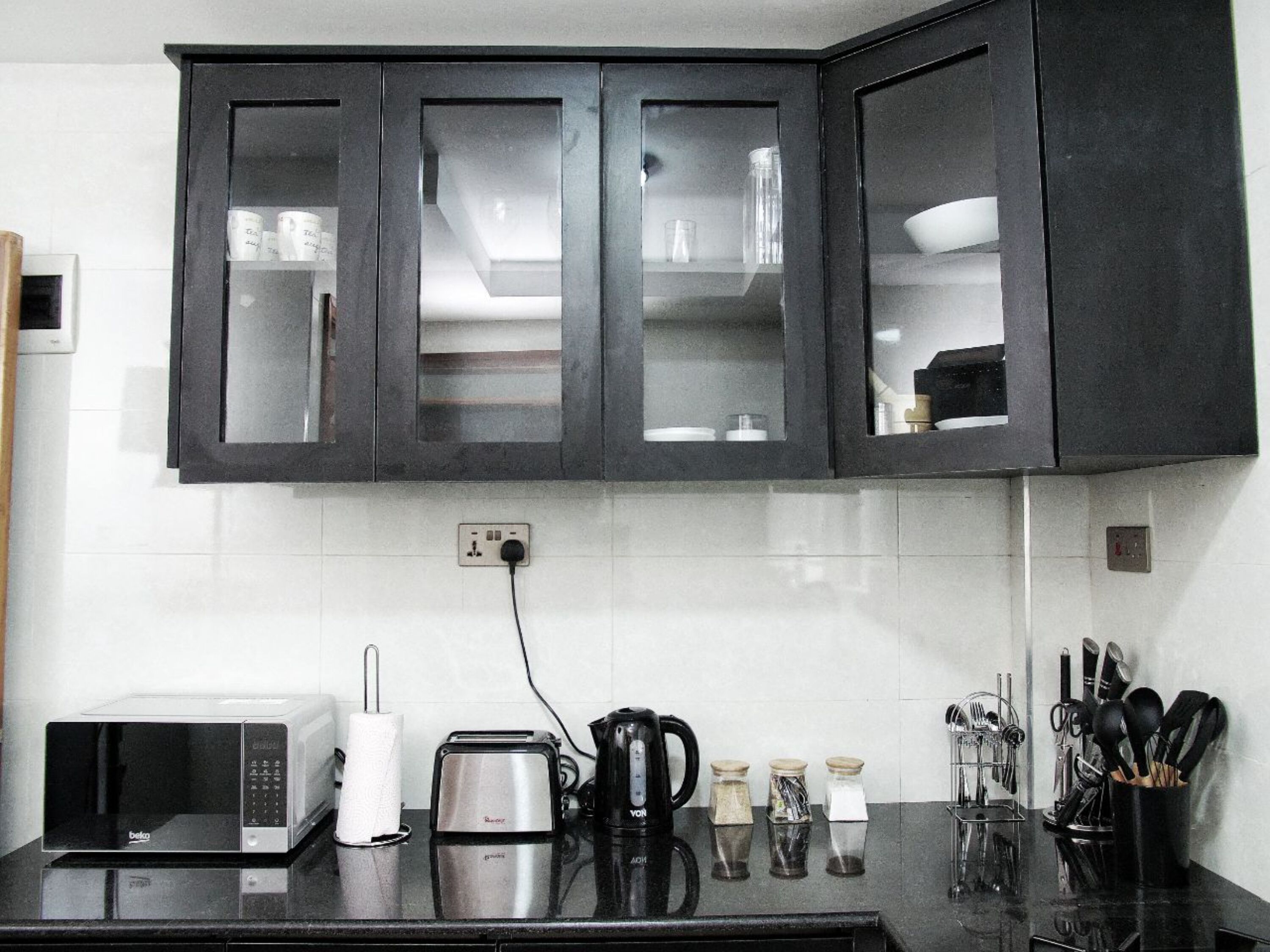 Frigorífico, microondas, horno y placa de cocina